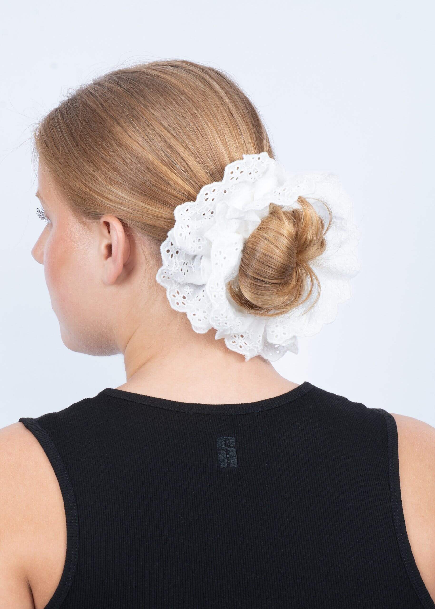 Broderie Scrunchie - White