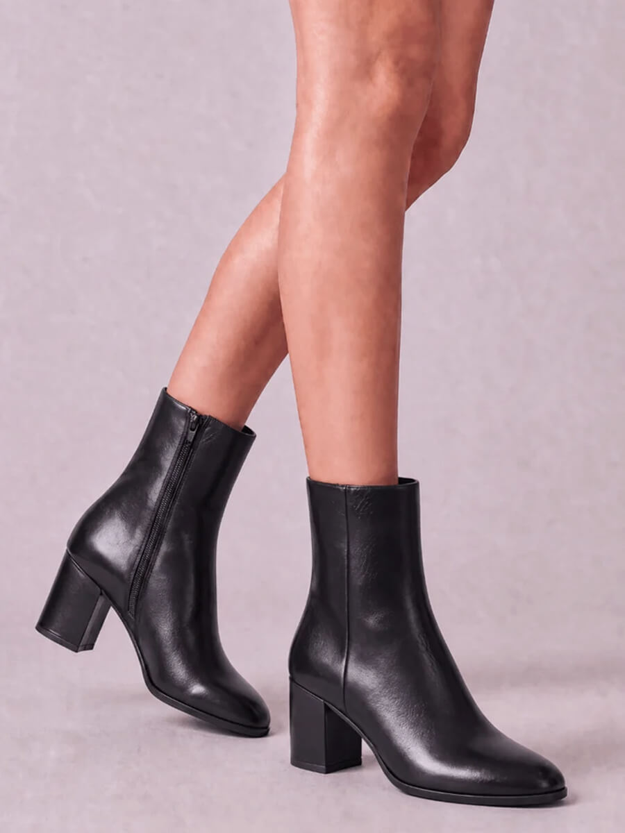 BUKELA
Lara Boots - Black