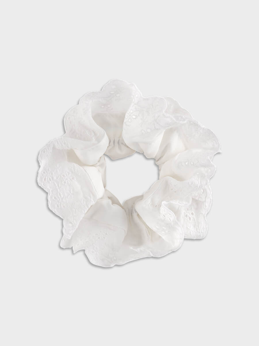 Sui Ava Broderie Scrunchie - White