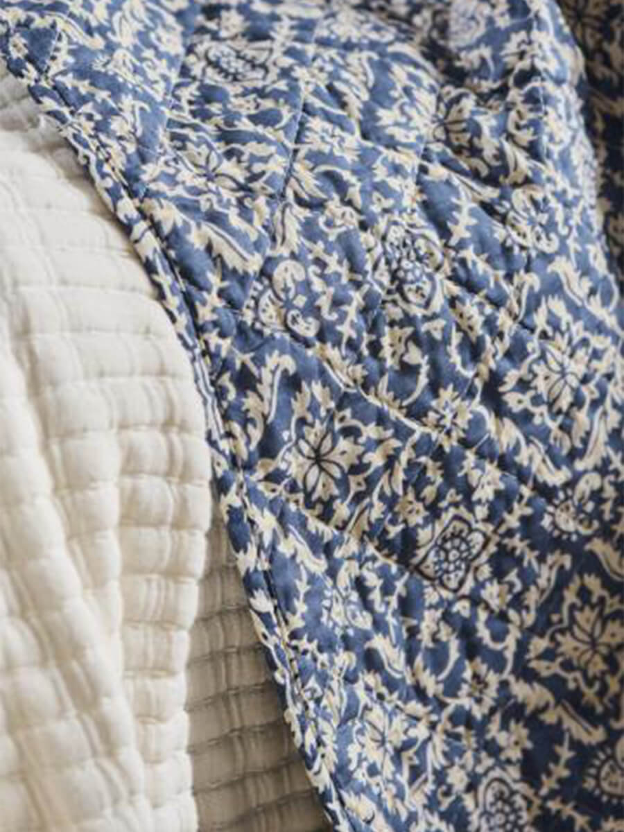 IB-Laursen-Quilt-Blue-w_Natural-Block-Pattern