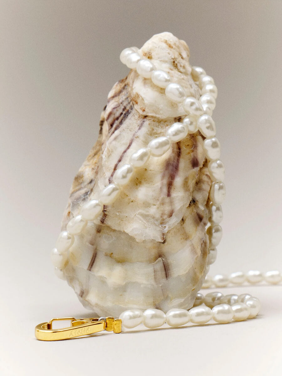 Ateljé Long Phone Cord - Pearl Drop