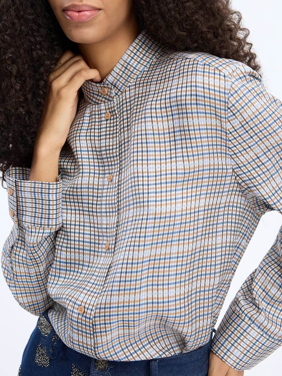Munthe Veiling Shirt close up of granded collar, blue/white/light brown check and light brown buttons