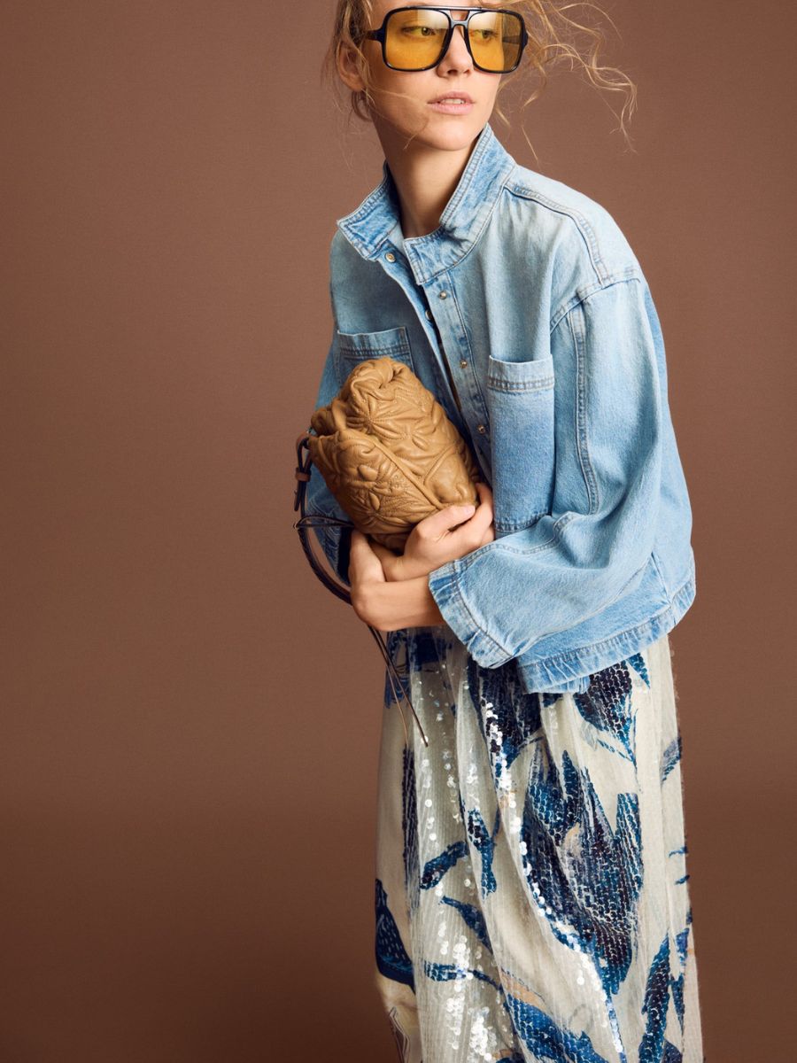 Munthe - Nara Dress - Print Kit styled with light blue denim jacket brown leather clutch bag and orange tinted oversized aviator sunglasses