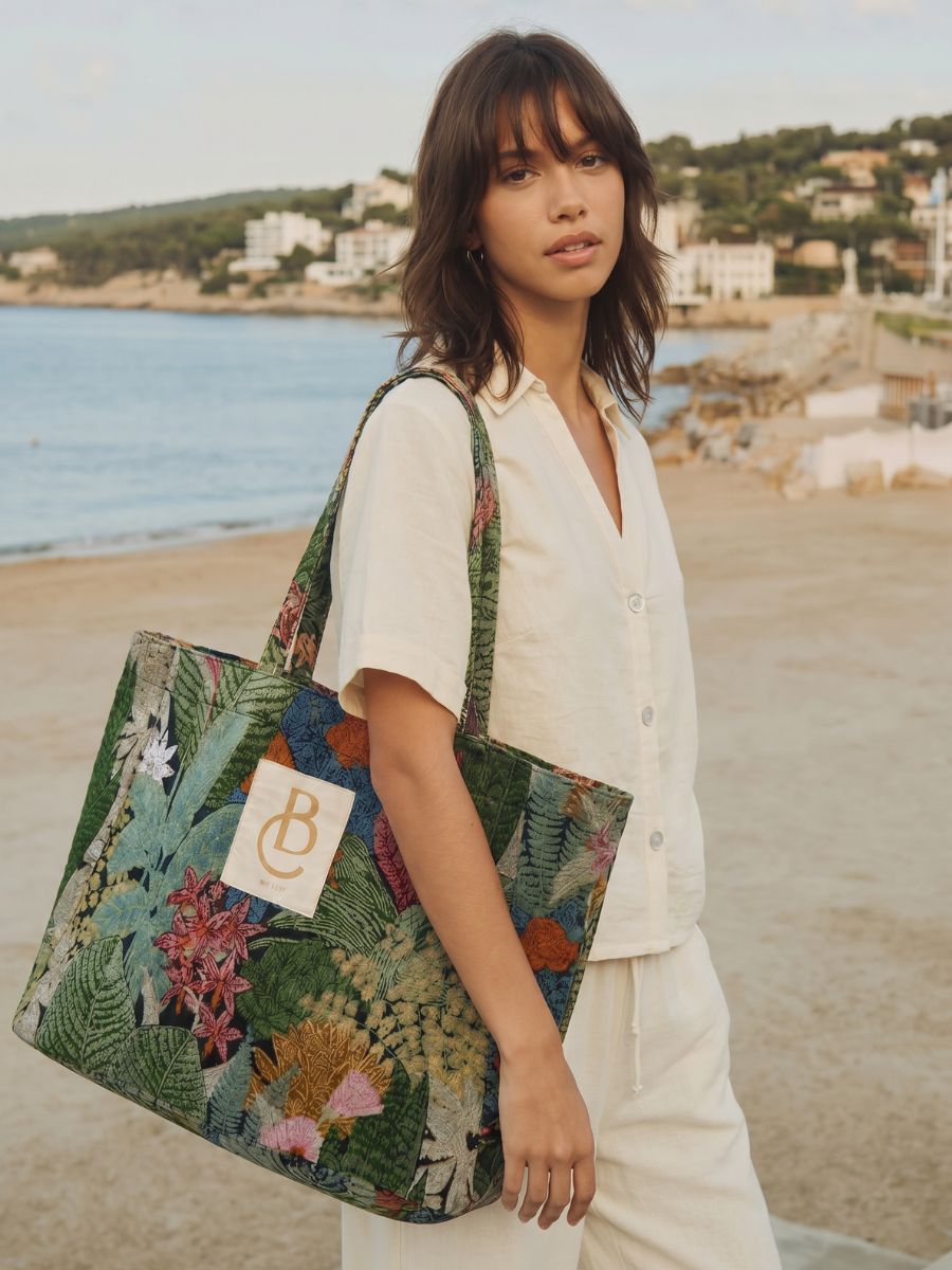 BLACK COLOUR
Nyla Shopper Bag - Flower Forest