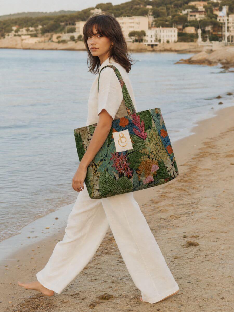 BLACK COLOUR
Nyla Shopper Bag - Flower Forest