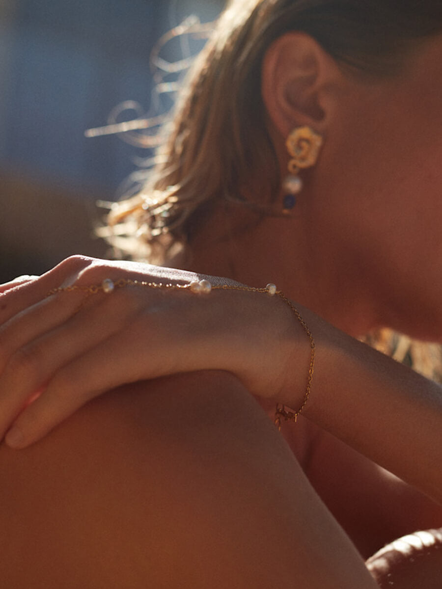 ANNI LU
Pearly Handchain