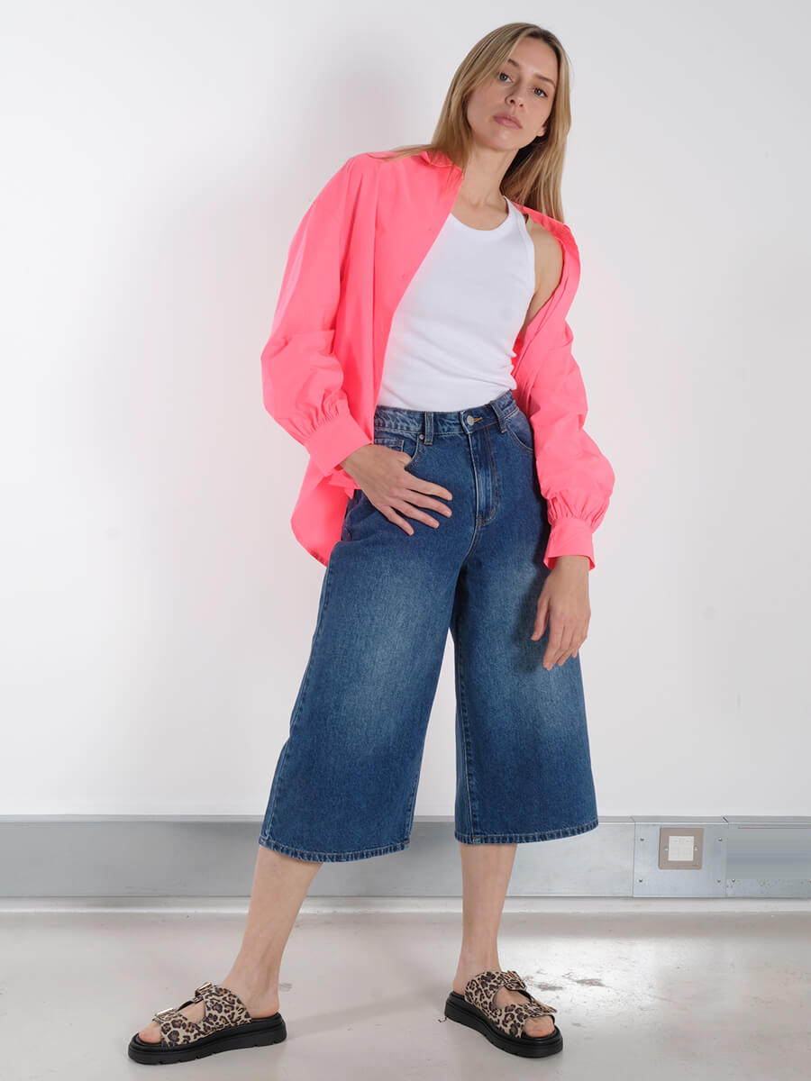 Samsoe Samsoe - Alexo Tank – White Object - Sofia Denim Bermuda Shorts Bukela - Fadel Sandals Essentiel - Hebiba Shirt - Calypso Pink