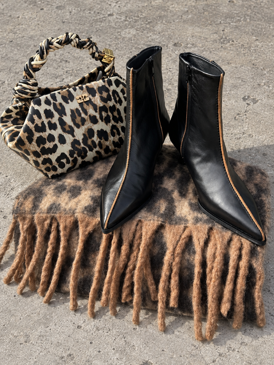 Ganni
Small Leopard Bou Bag