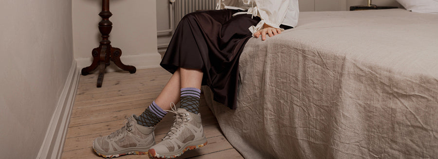 socks and tights-wild-swans.com