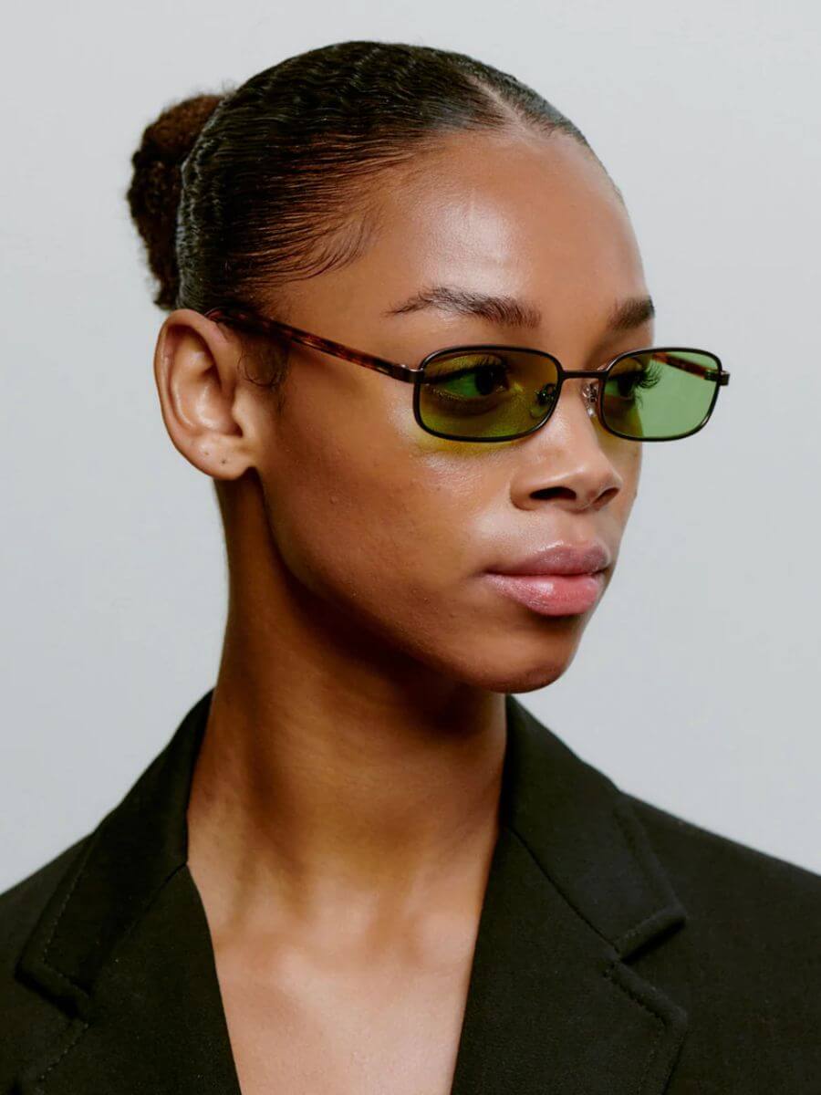 A.Kjaerbede Noah Sunglasses in Matte Gun Metal Havana on model side view. Green tinted lens, metal frame, tortoiseshell side frame. 
