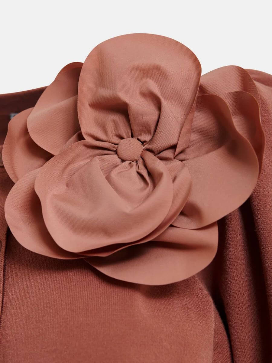 Essentiel Antwerp - Jumpo Cardigan - Terracotta zoom in on flower brooch