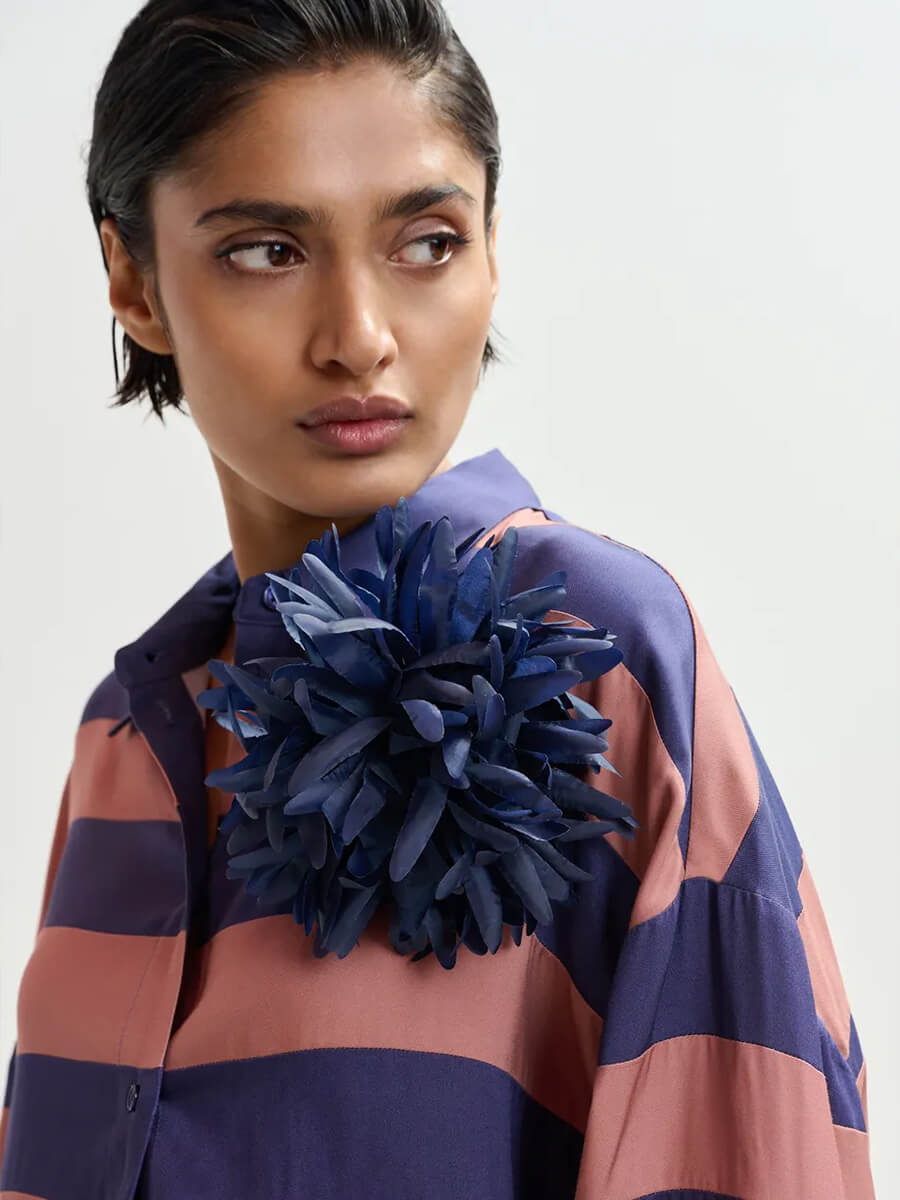 ESSENTIEL ANTWERP
Jortensia Brooch - Navy