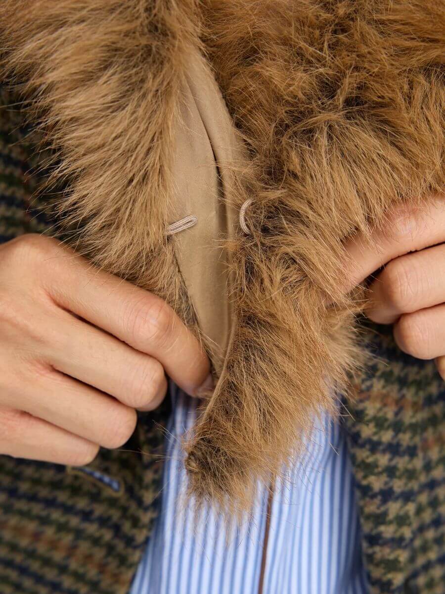 Munthe - Voida Collar close up of hook and eye