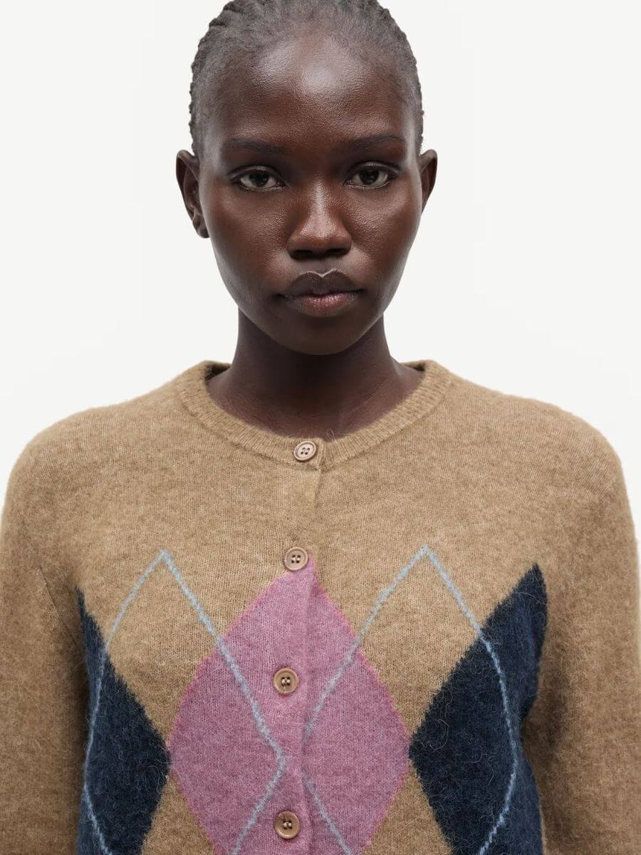 Samsoe Samsoe - Sanor Short Cardigan - Lead Grey - close up of argyle motif with pink and black solid diamonds and pale blue outline diamonds