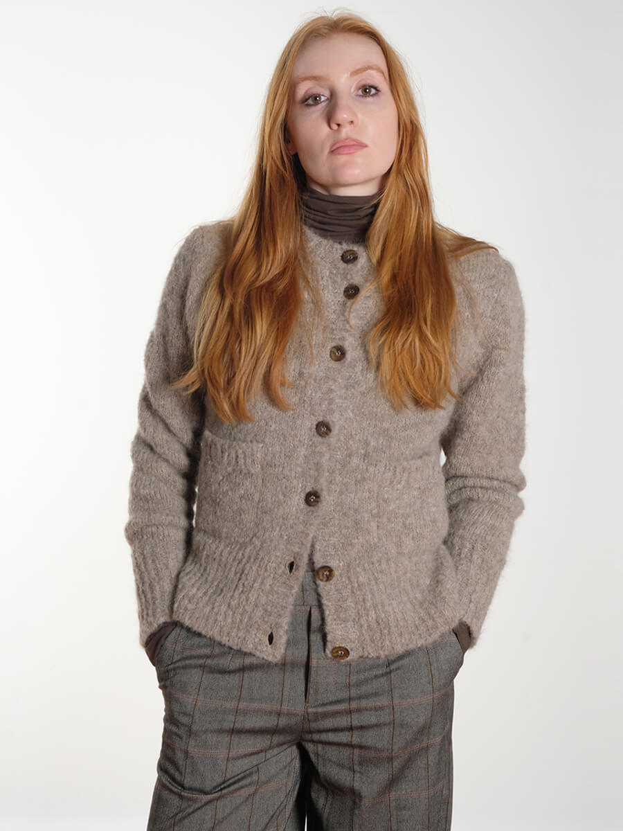  Sibin Linnebjerg- Chicago Cardigan - Samsoe Samsoe Light Sand Samsoe - Ester Rollneck Wren - Object - Lisa Wide Pants - Black Humus-Tannin