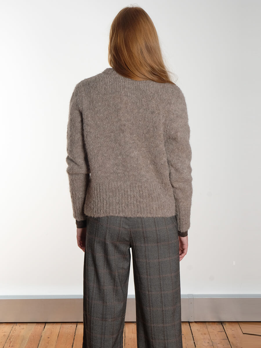  Sibin Linnebjerg- Chicago Cardigan - Samsoe Samsoe Light Sand Samsoe - Ester Rollneck Wren - Object - Lisa Wide Pants - Black Humus-Tannin