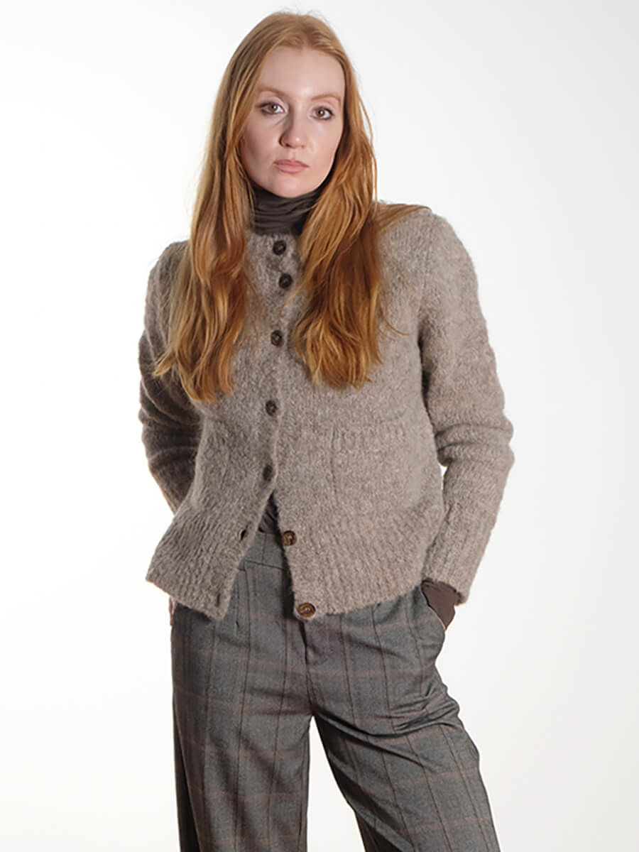  Sibin Linnebjerg- Chicago Cardigan - Samsoe Samsoe Light Sand Samsoe - Ester Rollneck Wren - Object - Lisa Wide Pants - Black Humus-Tannin