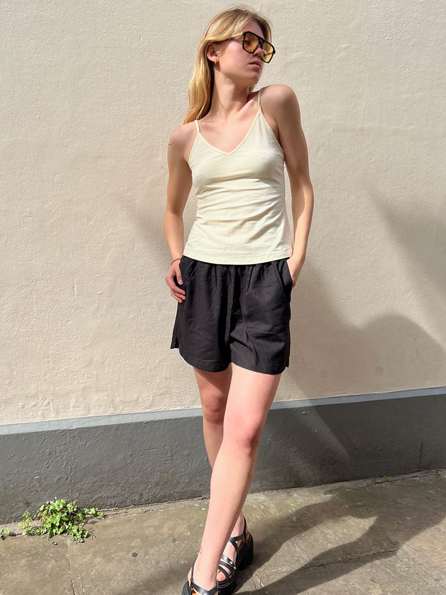 Leveteroom- Naja 8 Linen Shorts - Black